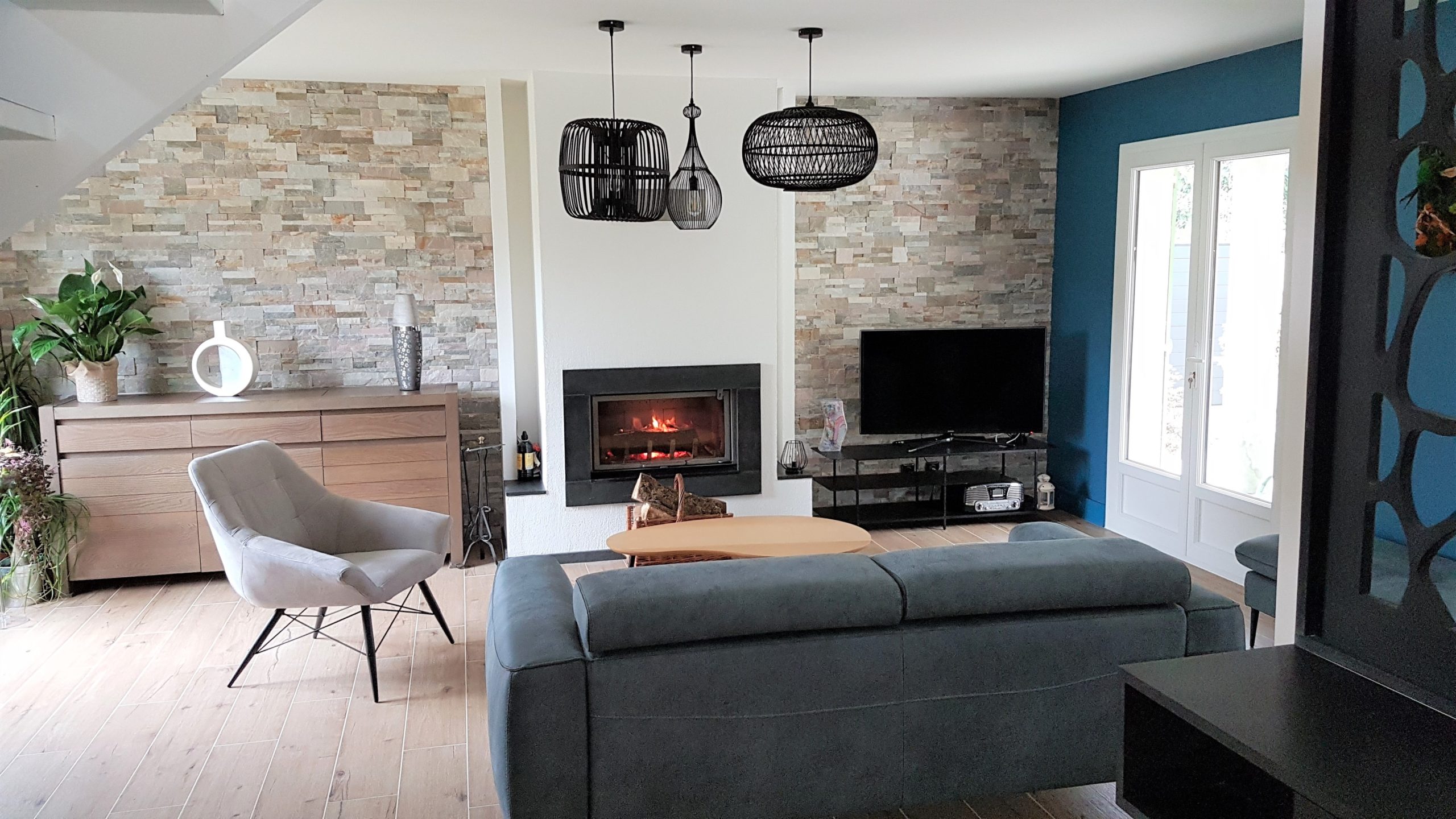 Une pièce de vie réinventée : une ambiance cosy et chaleureuse dans une